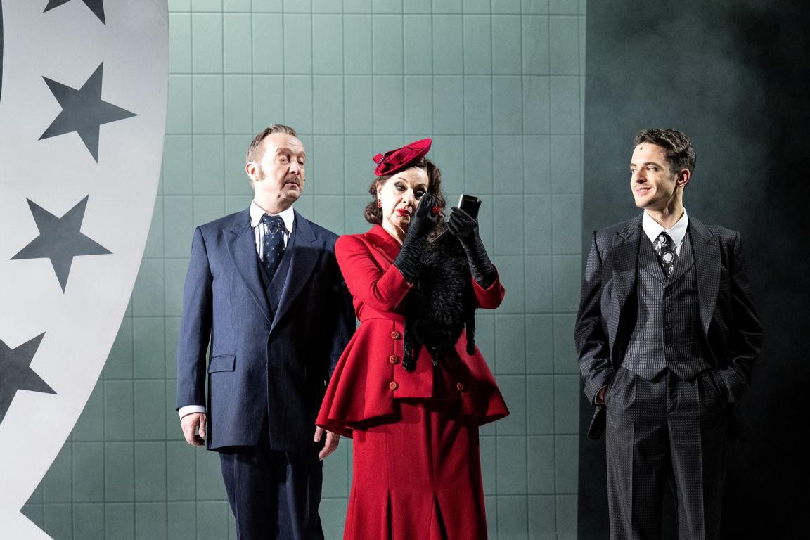 Dirk Weiler (Max von Mayerling), Carolyn Frank (Norma Desmond), Daniel Eckert (Joe Gillis) © Susanne Reichardt