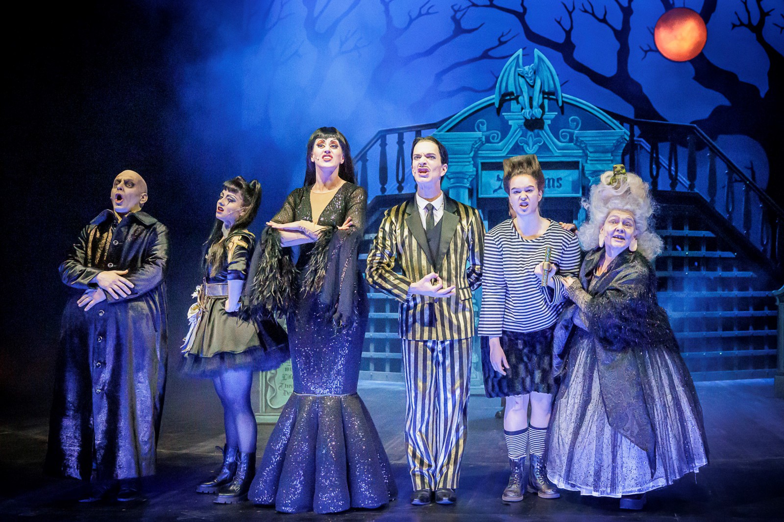 Marcus Sandmann (Uncle Fester), Elisabeth Birgmeier (Wednesday), Melanie Gebhard (Morticia), Sascha Stead (Gomez), Annika Sophie Westlund (Pugsley), Jacqueline Treydel (Grandma) © André Leischner