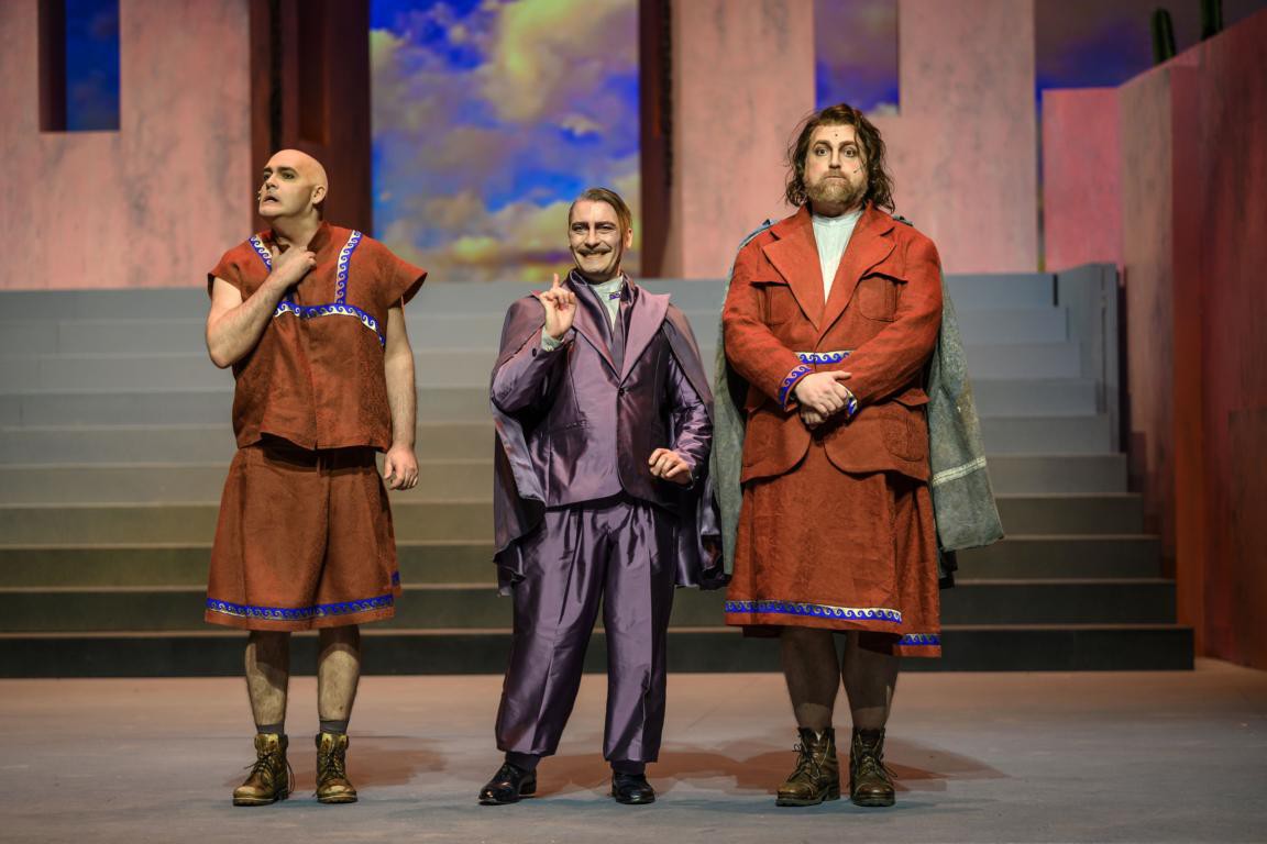 Livio Cecini (Dromio von Syrakus), Arne David (Kaufmann), Benjamin Eberling (Antipholus von Syrakus) © Lutz Edelhoff