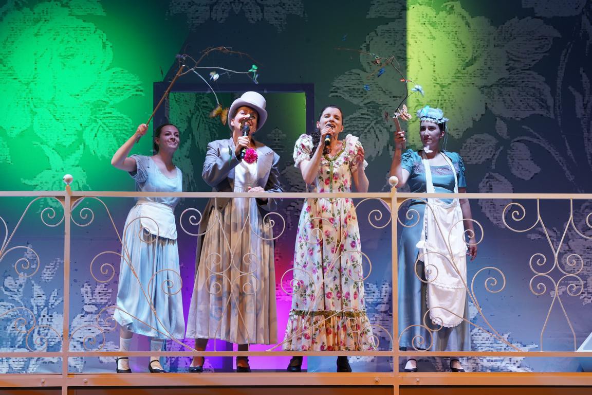 Laura Mahrla (Dienstmädchen Anne), Isabel Baumert (Charles Bingley), Jennifer Böhm (Jane Bennet), Nina Vieten (Dienstmädchen Effie) © Olaf Struck