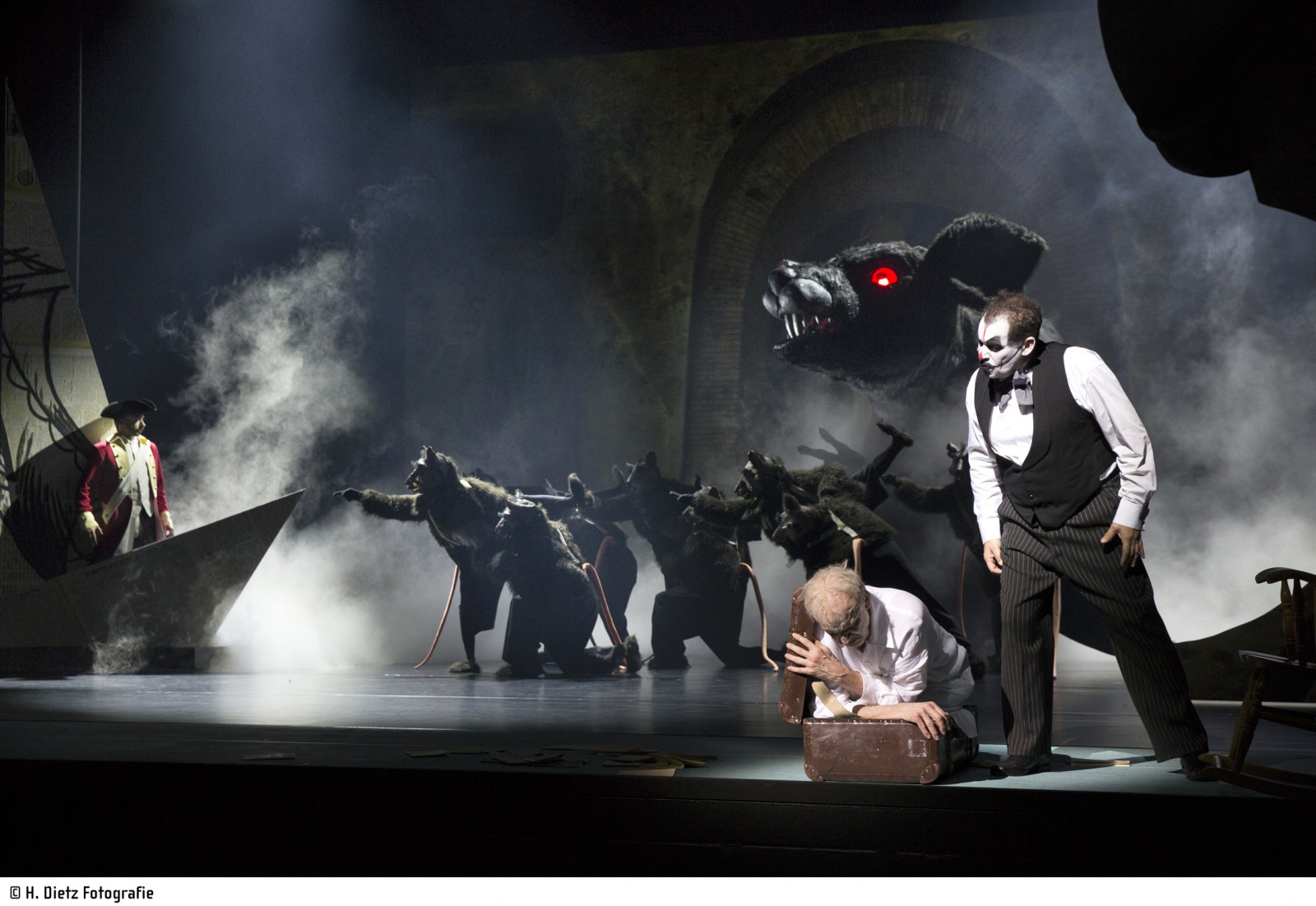 Ali San Uzer (Der Soldat), Christian Venzke (Hans Christian Andersen), Andrea Matthias Pagani (Mad Man in the Curtain), Ballett-Compagnie © H. Dietz Fotografie, Hof