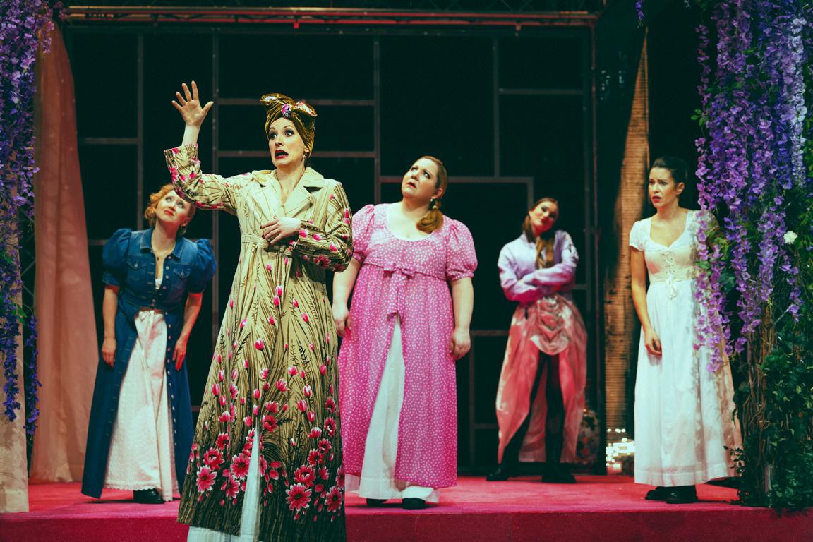 Nadine Schori (Mrs. Bennet), Anna Maria Mühe (Elizabeth), Mackie Heilmann (Jane), Johanna Asch (Lydia), Birthe Wolter (Tillie) © Franziska Strauss