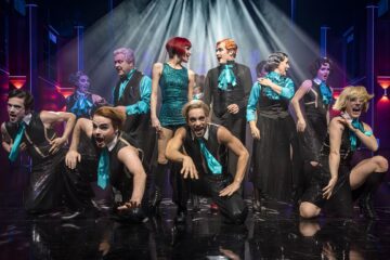 Sybille Lambrich (Sally Bowles), Johannes Wollrab (Conférencier), Ensemble © Robert Jentzsch