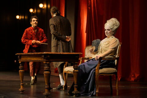 vorne: Astrid Vosberg (Merteuil) sowie Sebastian Seitz (Danceny), Samuel Franco (Valmont). © Andreas J. Etter