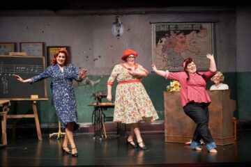 Caroline Kiesewetter (Käthe von Halstenbeck), Cem Lukas Yeginer ("Wally), Tanja Bahmani (Hilde Mücke), Nele Larsen (Rosa Wagner) © Oliver Fantitsch