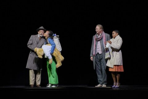 Gerry Hungbauer (Henry Higgins), Mercy Malieloa (Eliza Doolittle), Rainer Maria Röhr (Oberst Pickering), Christina Clark (Mrs. Pearce) © Björn Hickmann